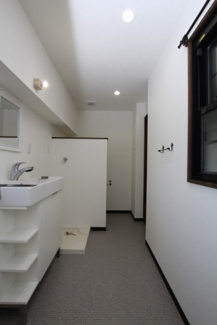 洗面・トイレの水廻りは清潔感ある白い空間。