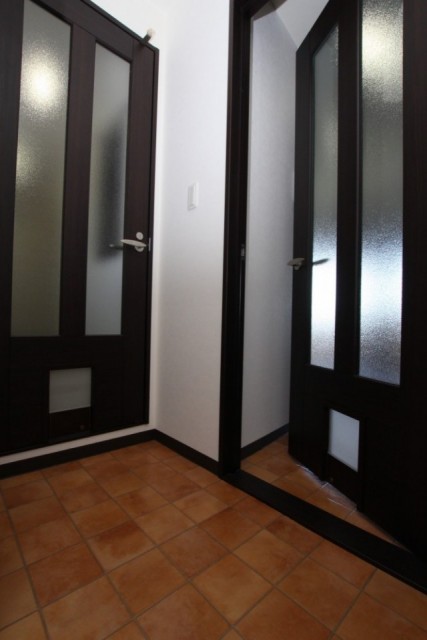 ドアにはペットの通り抜け穴がある。