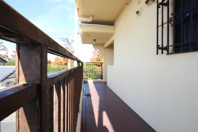 ロートアイアン風の手すりや格子がかわいい。