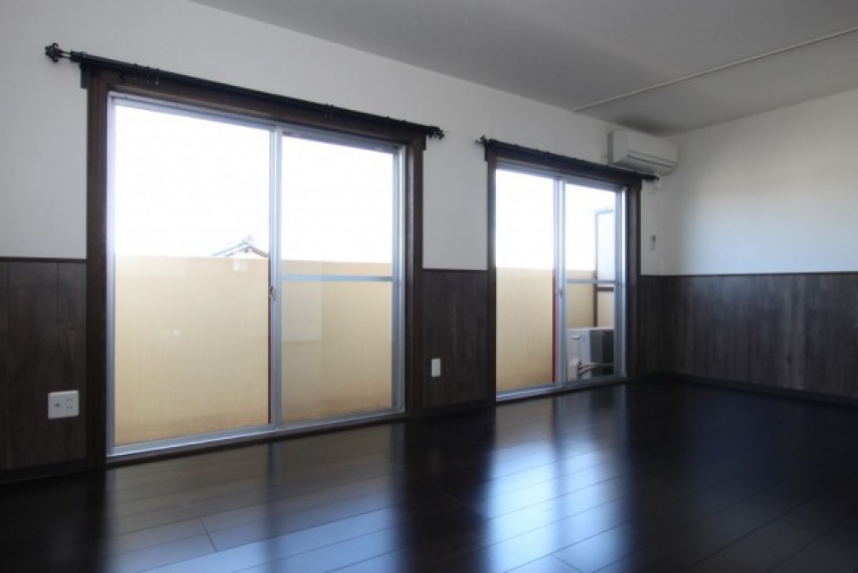 ペット用に腰壁が張り巡らされている。