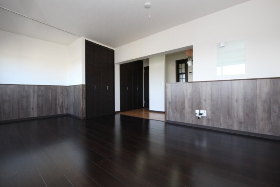 腰壁は黒いユーズドペイント風壁紙。