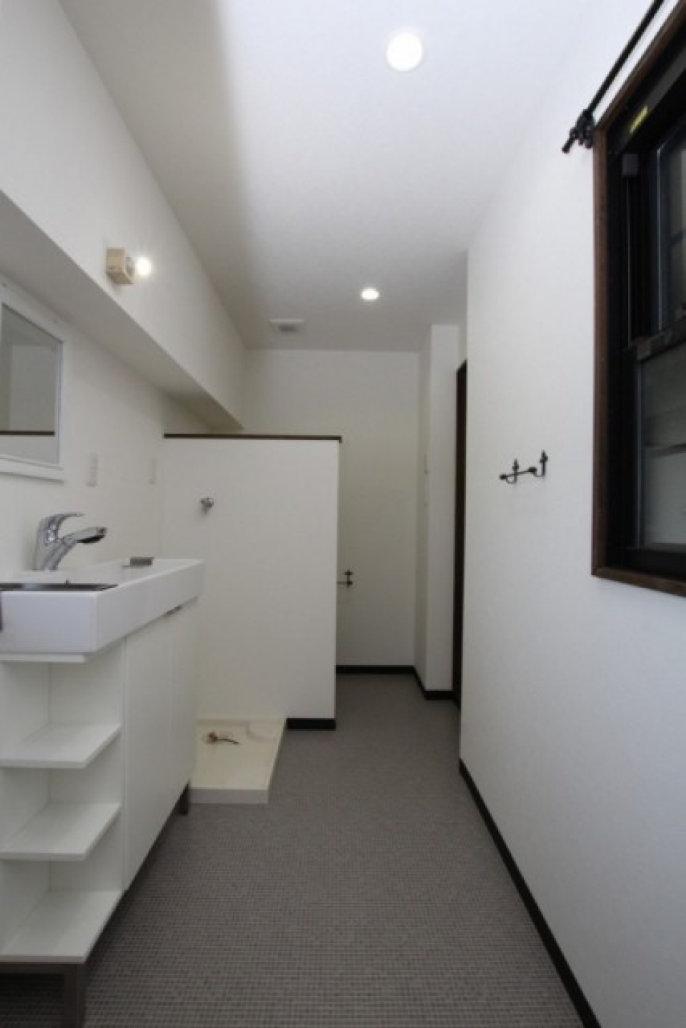 洗面・トイレの水廻りは清潔感ある白い空間。