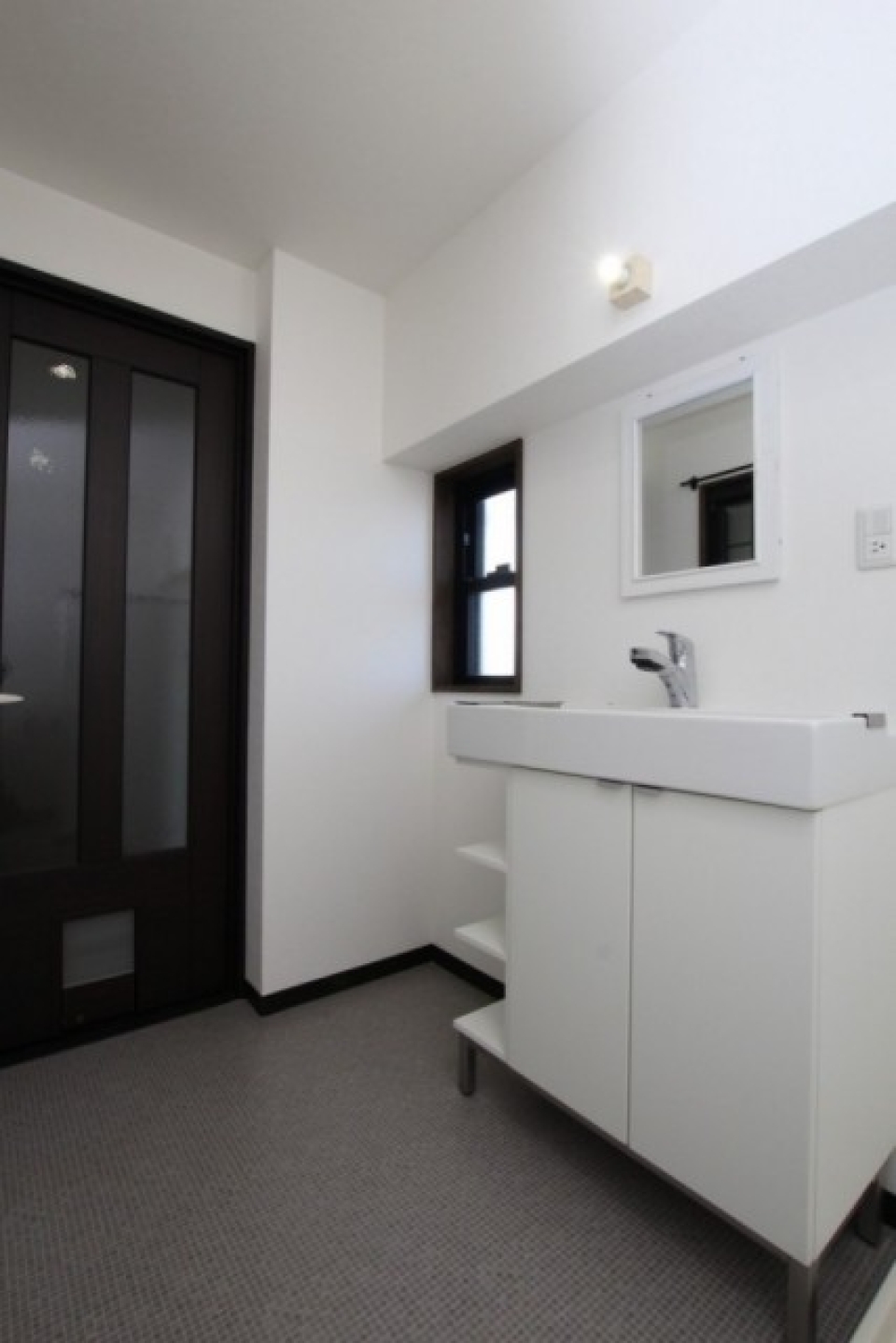 洗面は小ぶりだがおしゃれ。