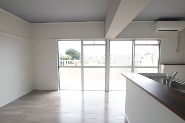 リビングの窓が大きく日当たり良好！