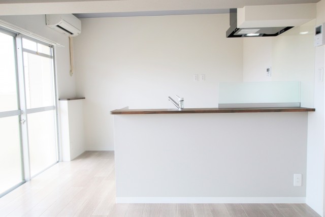 リビング側から対面キッチンのようす。