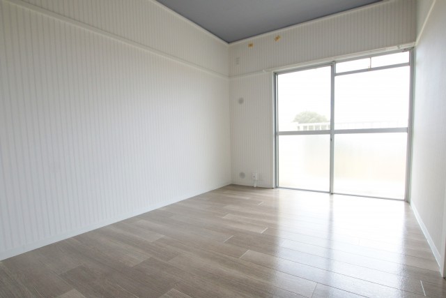 ６帖の洋室も南向きで採光バッチリ！