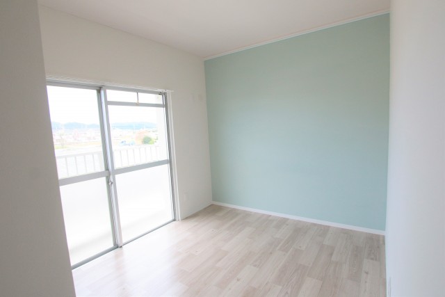 5.3帖の洋室はミントグリーンの壁紙がかわいい！