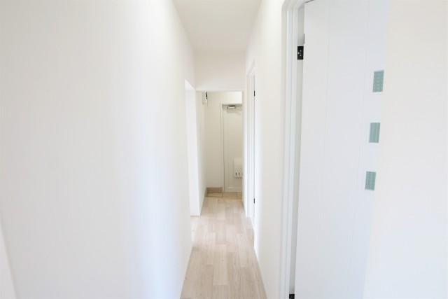 ナチュラルホワイトでデザインされた廊下。扉のすりガラスもお洒落。