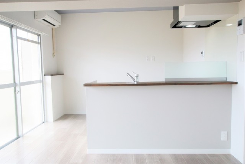 リビング側から対面キッチンのようす。