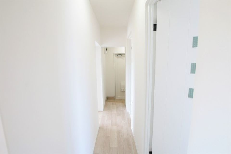 ナチュラルホワイトでデザインされた廊下。扉のすりガラスもお洒落。