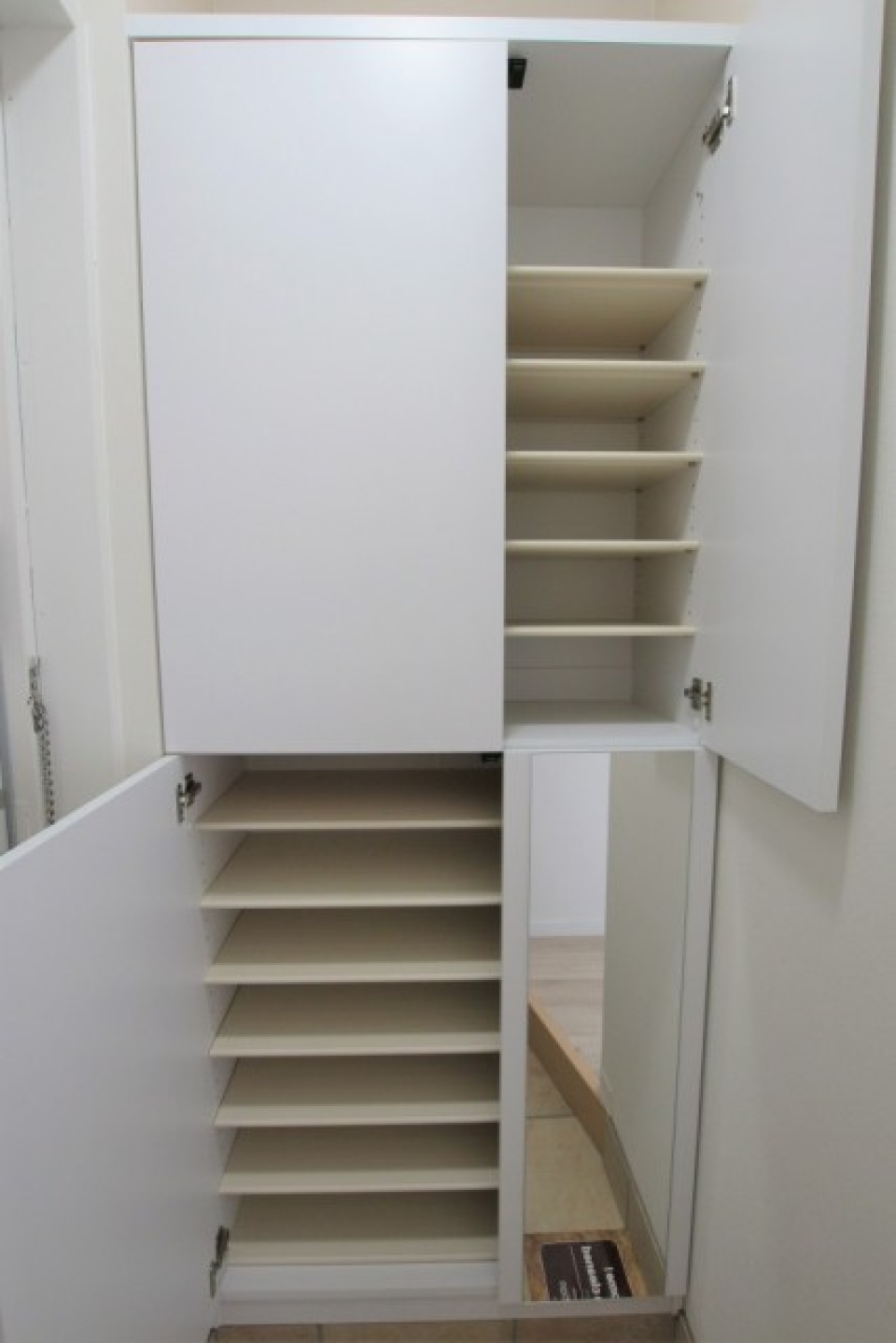 玄関のシューズボックスも容量大！姿見も付いています。