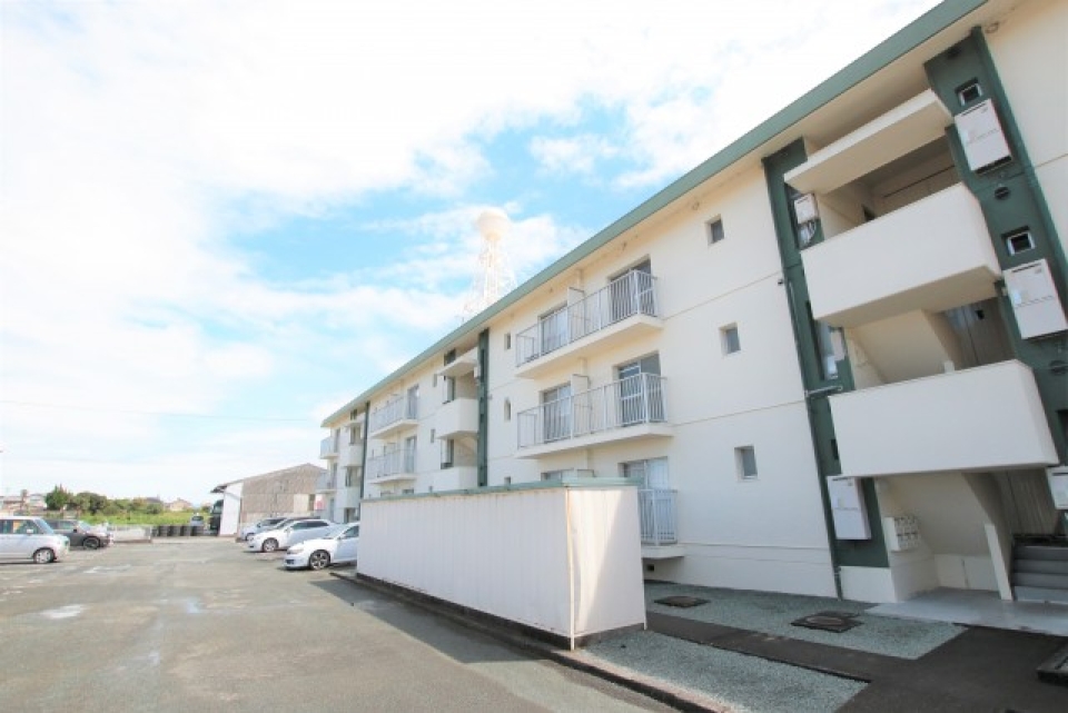 外観。グリーンのカラーアクセントが目印