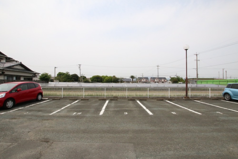 駐車場周りも開放的でノンストレスで入出庫できます。