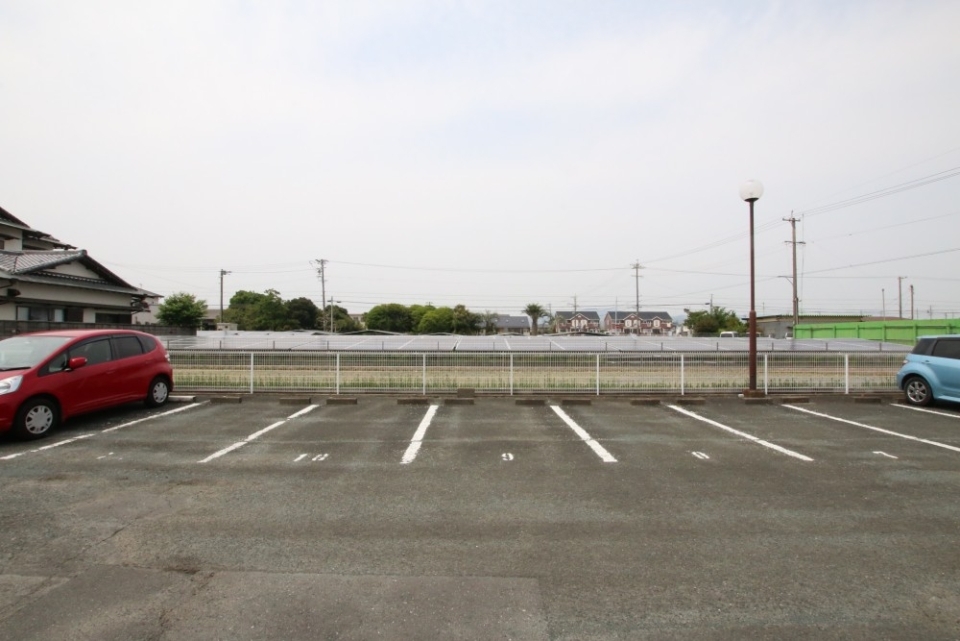 駐車場周りも開放的でノンストレスで入出庫できます。