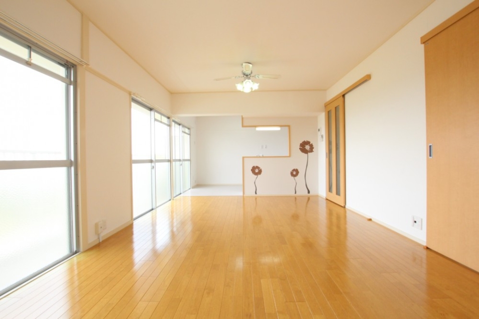 3つの大きな窓が特徴的なLDKです