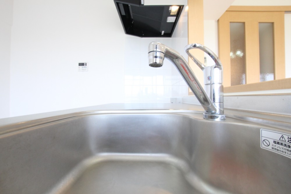 ステンレスシンク。キッチンカウンターは手元を隠してスッキリ。