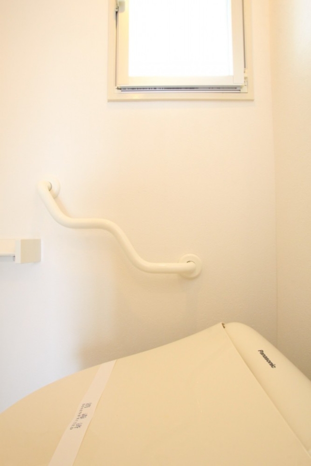 トイレも手すりがついています。