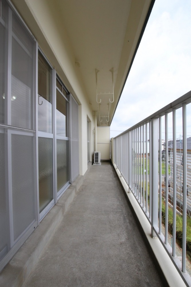 バルコニーは、横長にすっきりと。