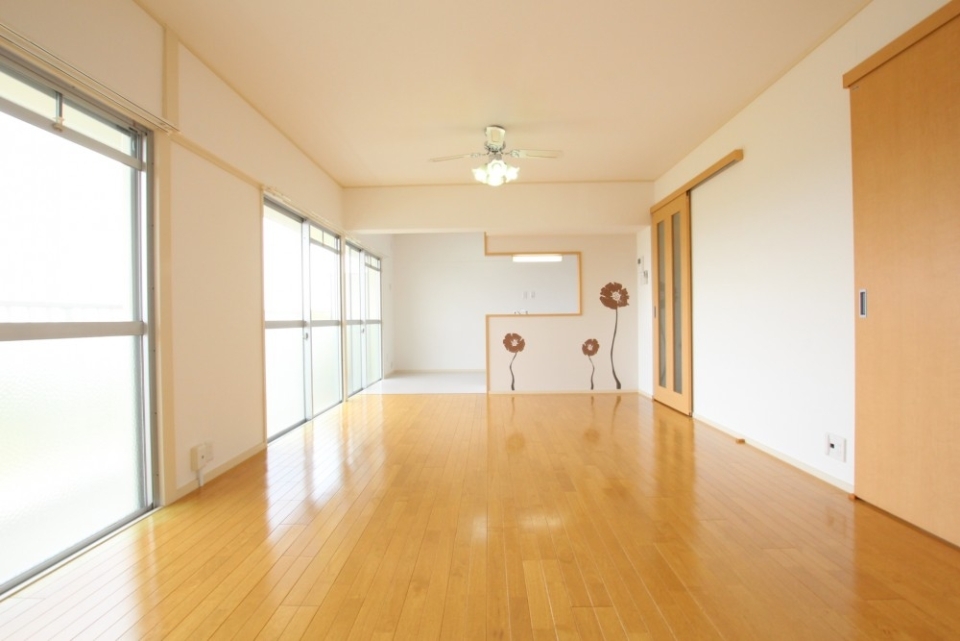 3つの大きな窓が特徴的なLDKです