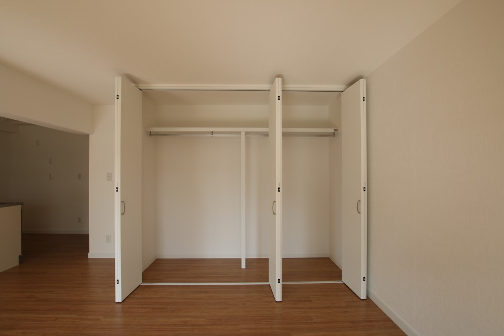 高さ2.3ｍ幅2.2ｍ奥行き75ｃｍの大容量クローゼット。