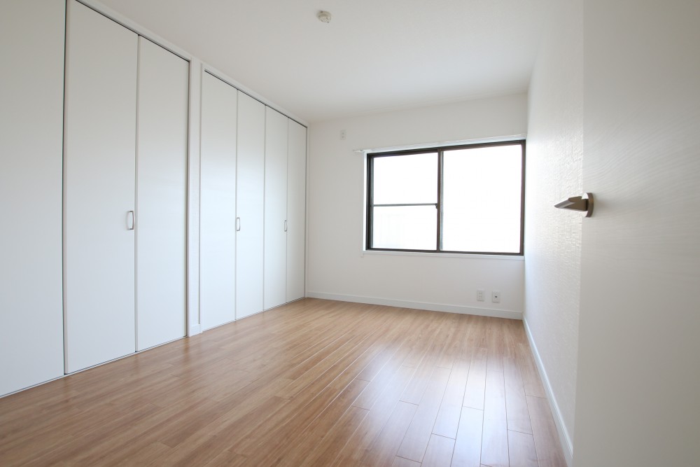洋室６帖にも大きなクローゼットが付いている。