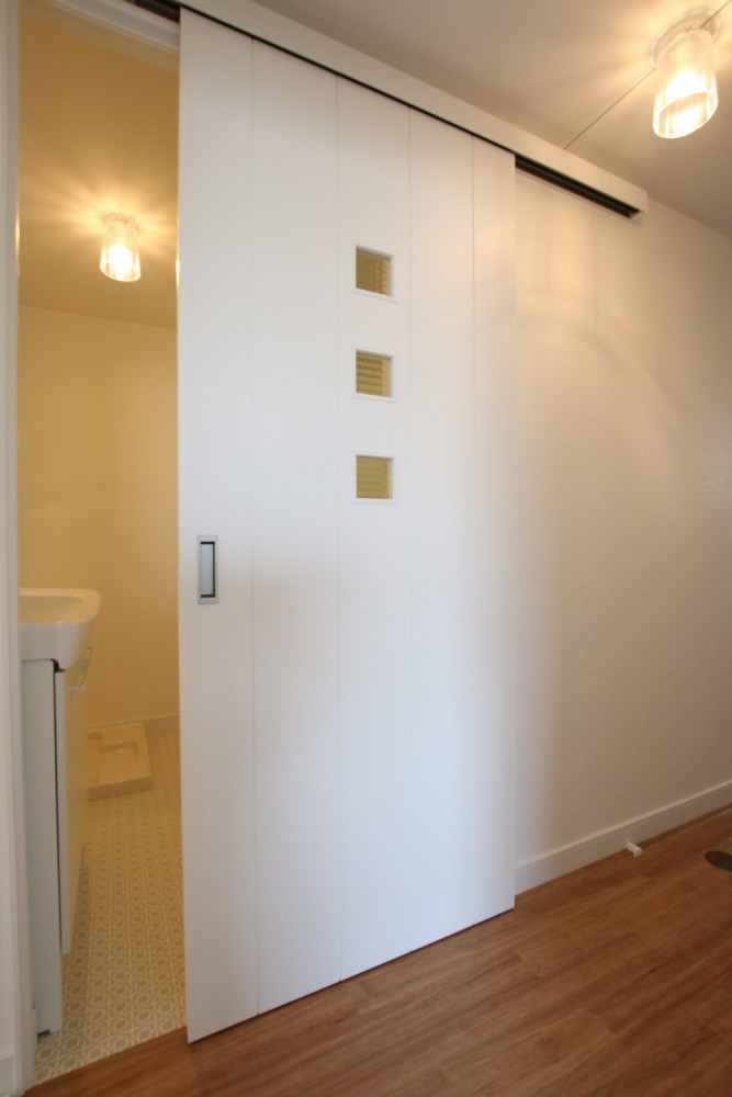 洗面脱衣所のドアがかわいい。