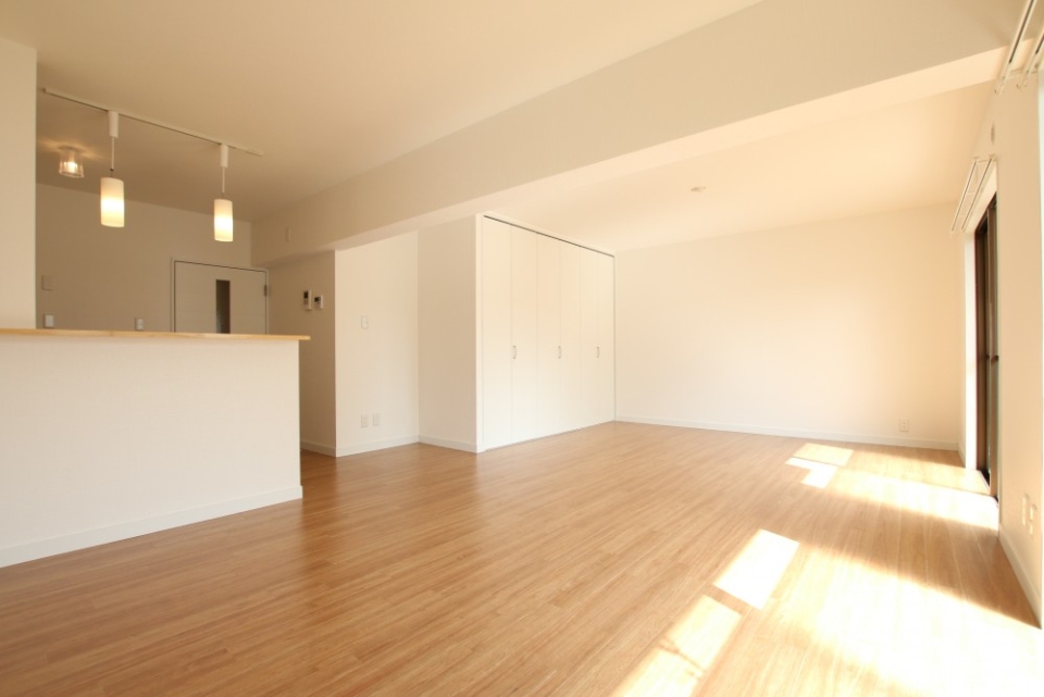 リビングはシンプルなデザイン。対面キッチンが特徴。