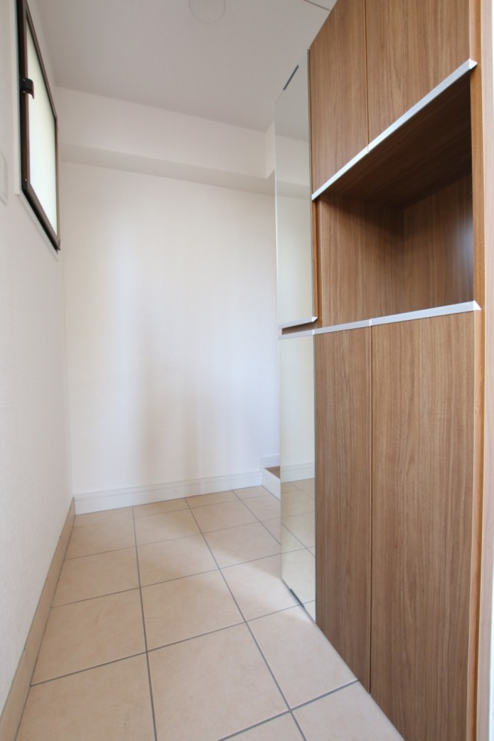 玄関は広め。タイル張りで高級感がある。