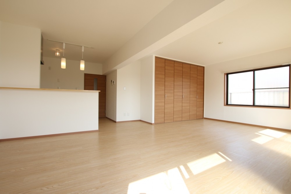 南向きの明るい広々18帖のリビングダイニング