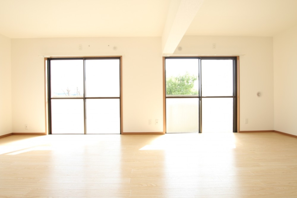 バルコニーに出る大きな掃き出し窓。