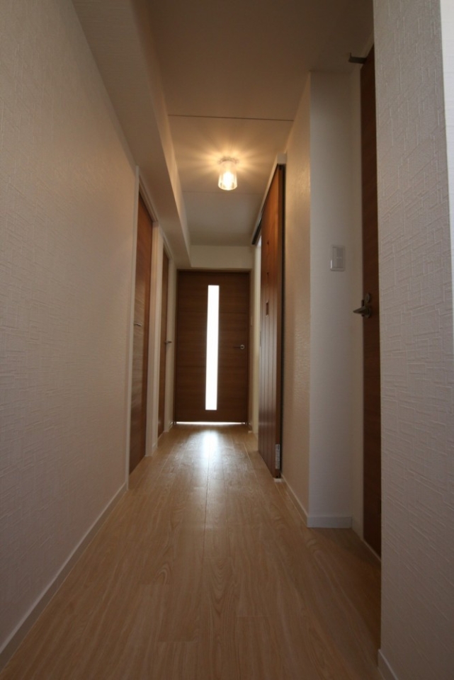 ウッド調の建具で温かみのある廊下。