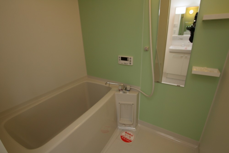 お風呂は0.75坪タイプきれいです。