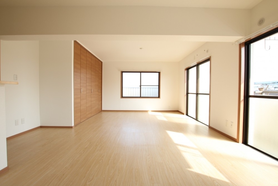 リビングに幅2200×奥行き750㎜の大きな収納。