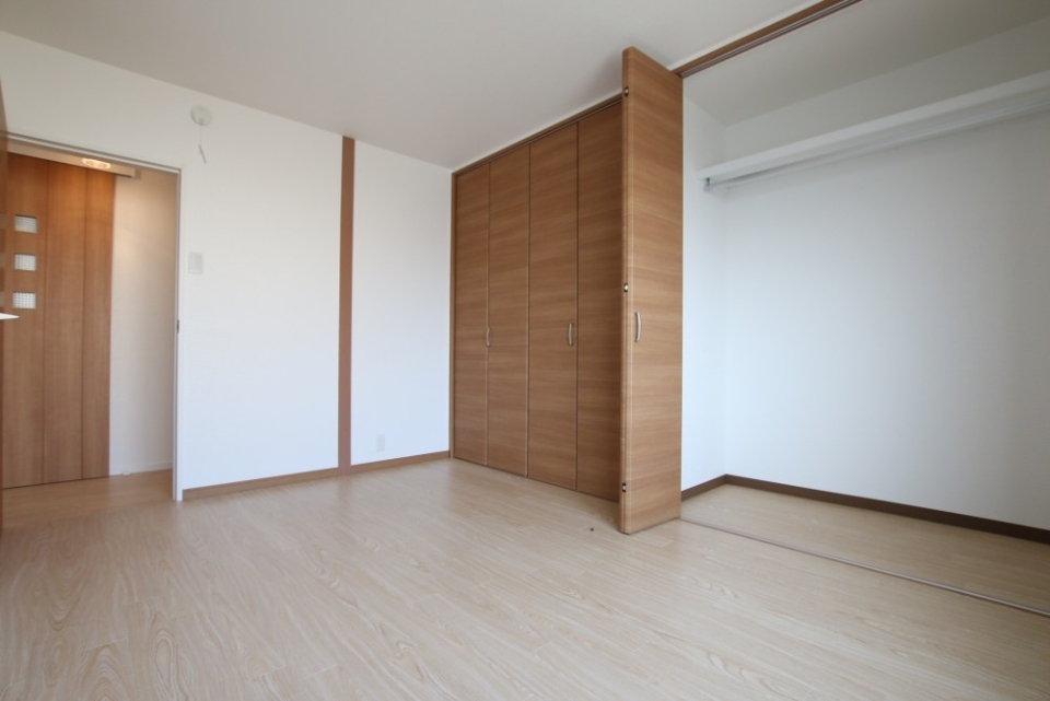 6帖洋室にも壁一面の大容量クローゼット。