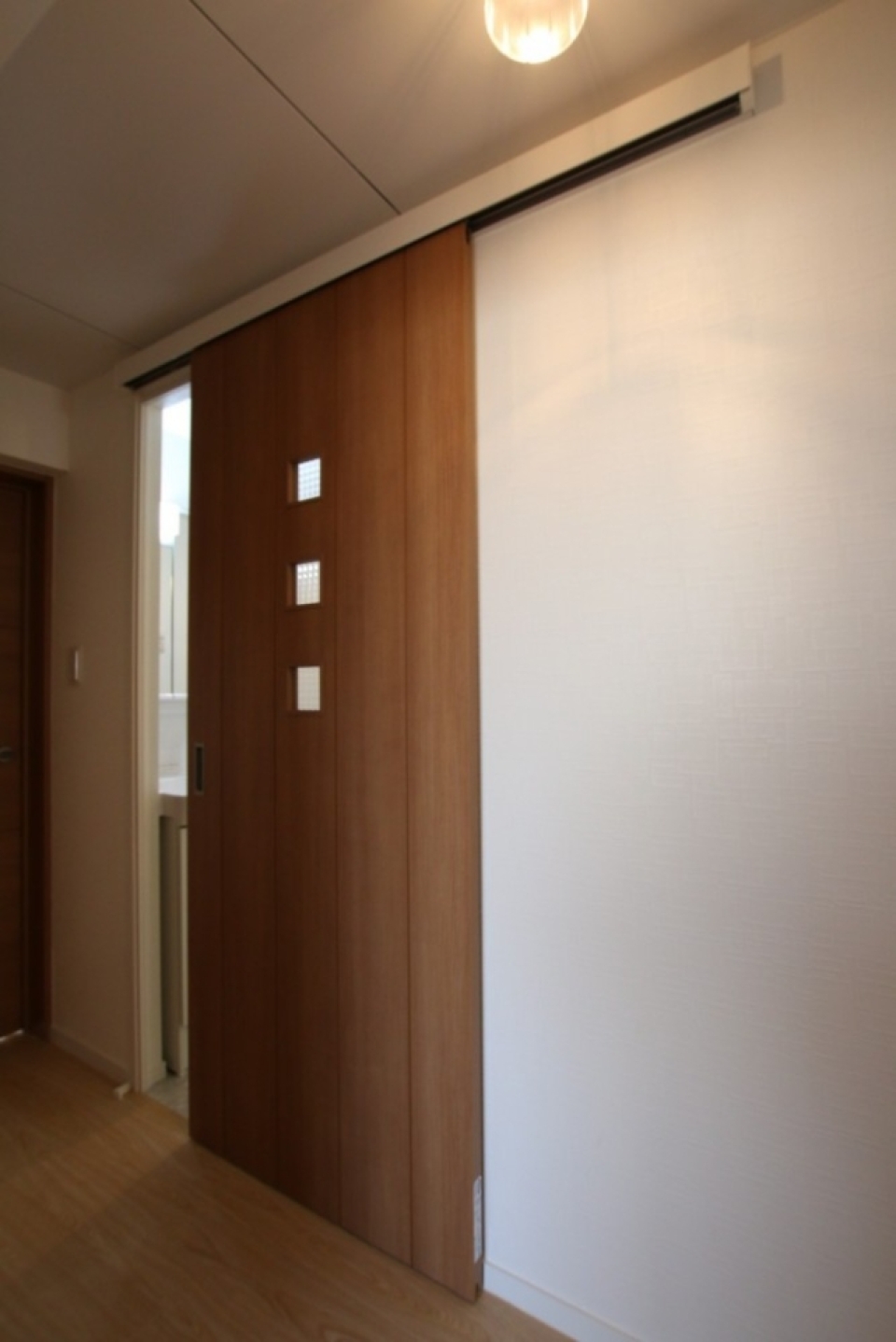 洗面に入る引き戸はかわいいデザイン。