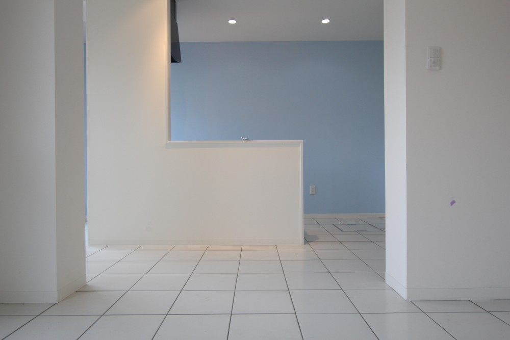 キッチン背面はスカイブルーで爽やかな印象。