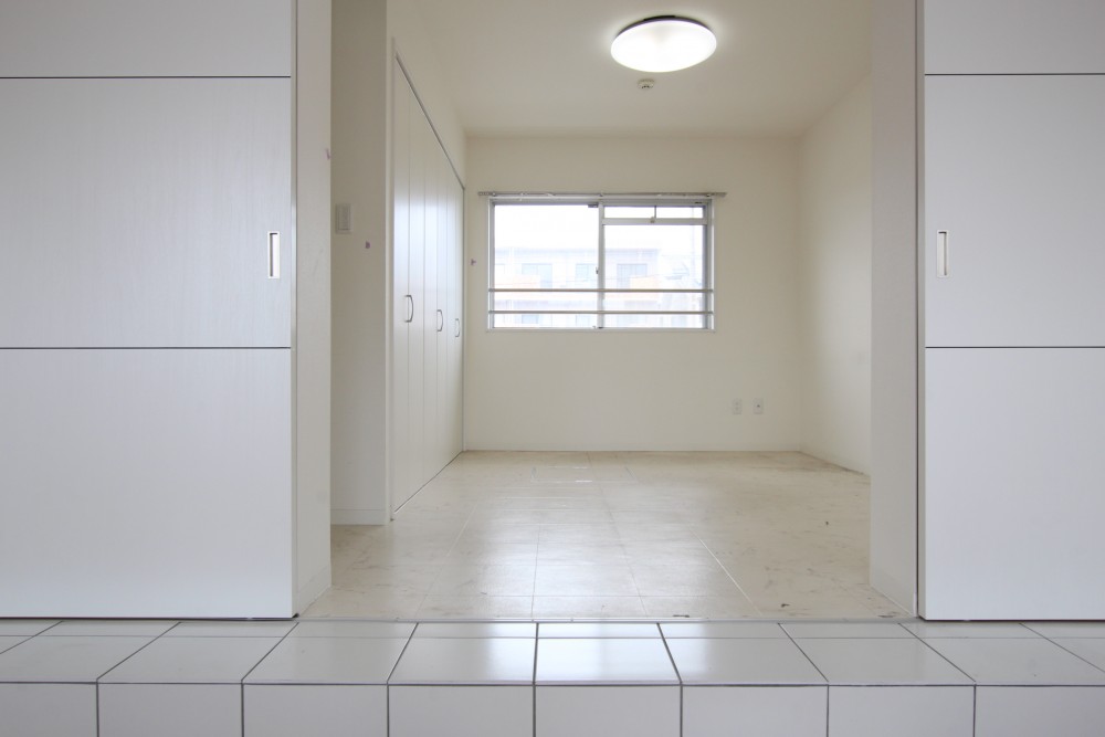 洋室はメインフロアから1ステップ上がったところに。