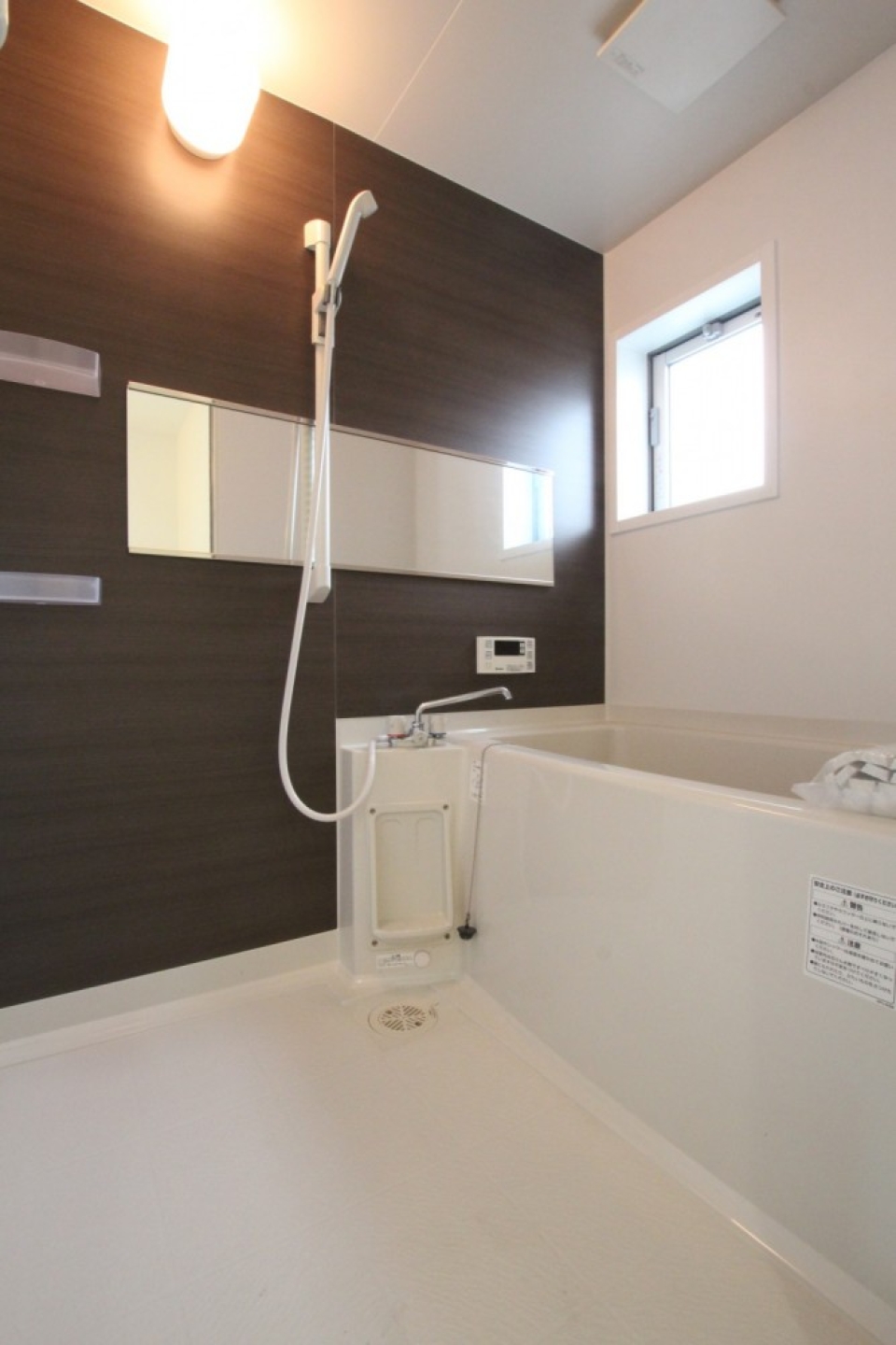 お風呂にも窓があるのは嬉しいポイント。