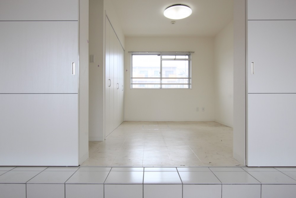 洋室はメインフロアから1ステップ上がったところに。