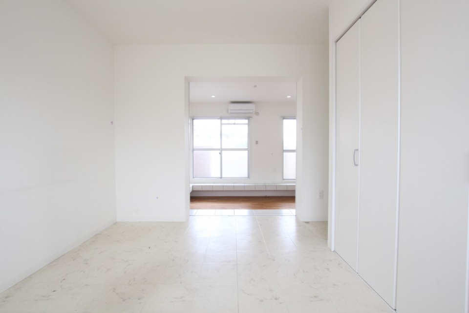 ホワイトな洋室から見えるメインフロアの木目に、きゅん。