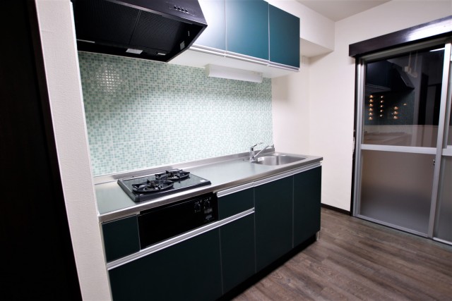 ダークグリーンでしゃれたキッチン