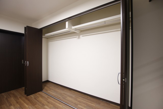 壁一面の大容量収納はウォークインクローゼットよりもみっちりと活用できます