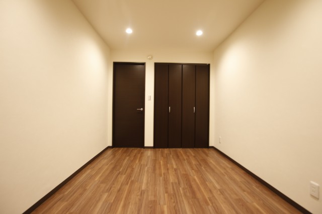 南側の洋室はダウンライトで垢ぬけた印象に