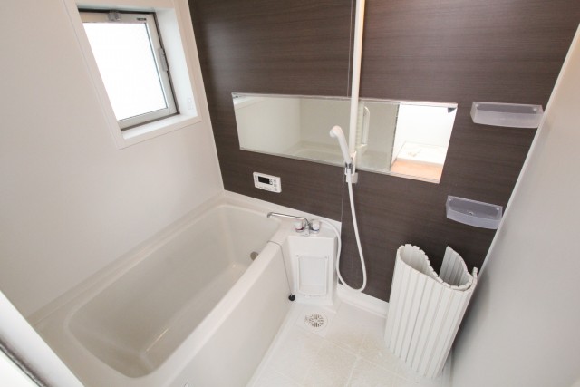 浴室は大きな鏡と追い焚き付き