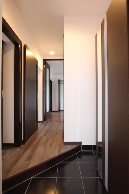 玄関は黒いタイルでこれまたお洒落さん