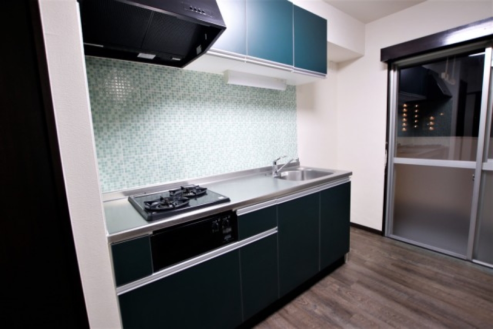 ダークグリーンでしゃれたキッチン