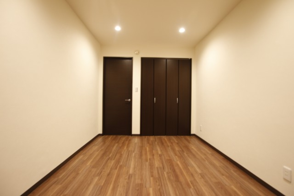 南側の洋室はダウンライトで垢ぬけた印象に