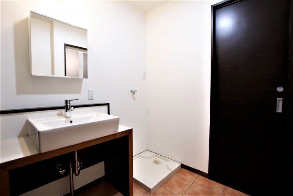 造作洗面台とテラコッタカラーで洒落た洗面室