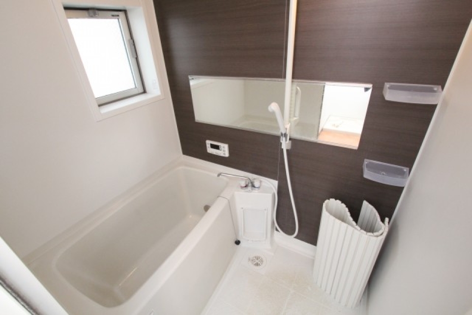 浴室は大きな鏡と追い焚き付き