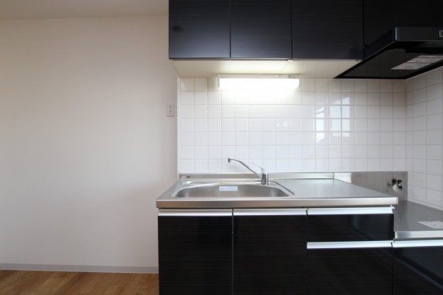 キッチンは白いタイルがおしゃれ。